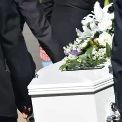 Ile kosztuje pogrzeb świecki? Poznaj ukryte wydatki i oszczędności