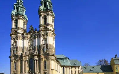 Sanktuarium w Krzeszowie: Historia, Cuda i Miejsce Pielgrzymek