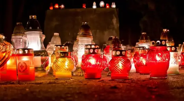 Dlaczego nie wolno palić zniczy na pogrzebie? Poznaj ukryte powody
