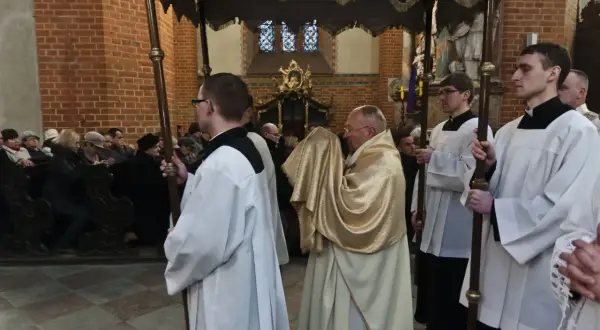 Ile trwa suma w kościele? Zaskakujące różnice w czasie mszy