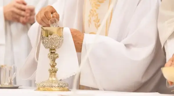 Jak rozłożyć kielich na ołtarzu - kluczowe kroki i tradycje