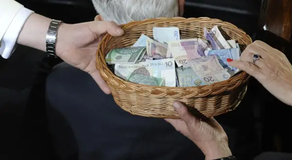 Skąd kościół ma pieniądze? Odkryj źródła finansowania w Polsce