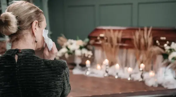 Ile trwa pogrzeb na cmentarzu? Poznaj różnice w ceremoniach funeralnych