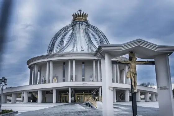 Sanktuarium ojca Rydzyka: historia, znaczenie i kontrowersje w Toruniu